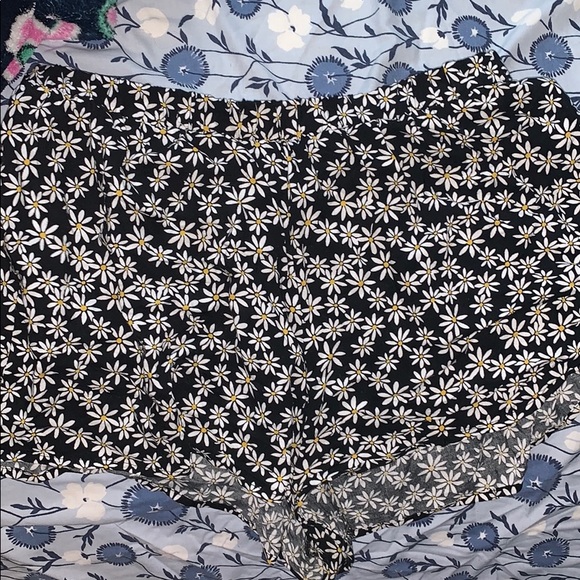 Forever 21 daisy flowered shorts - Picture 1 of 3